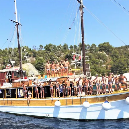 Botel Rhythm Floating Accom - *
