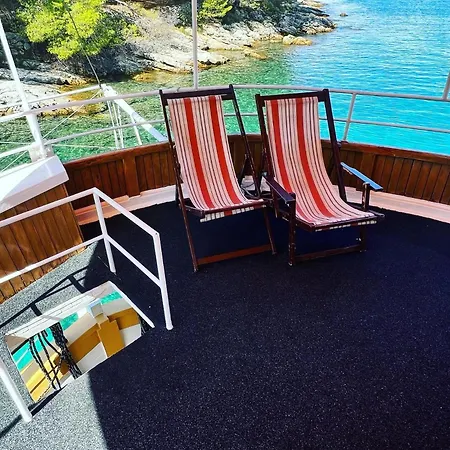 Botel Rhythm Floating Accom - Split
