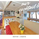 Ботель Rhythm Floating Accom -
