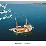 Ботель Rhythm Floating Accom - *