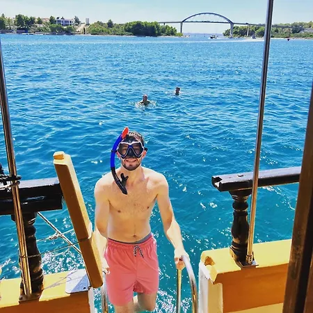 Bateau-hôtel Rhythm Floating Accom - *