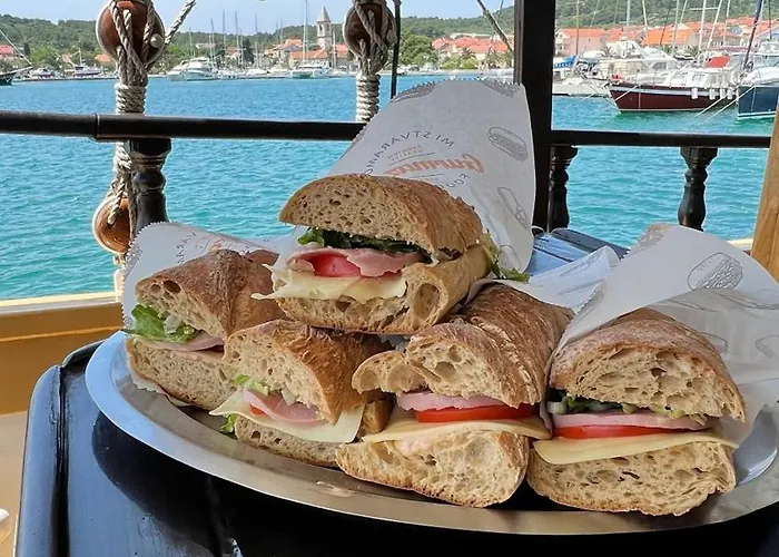 Úszó hotel Rhythm Floating Accom - *