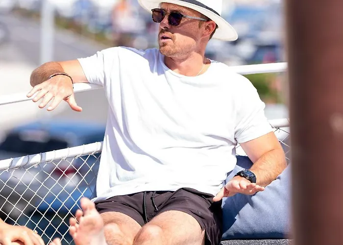 Rhythm Floating Accom -