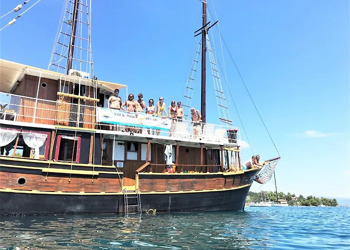 Ботель Rhythm Floating Accom - *