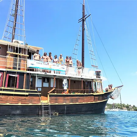 船上ホテル Rhythm Floating Accom - *