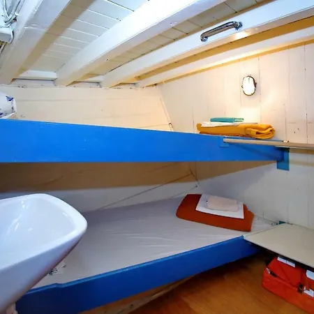 船上ホテル Rhythm Floating Accom -