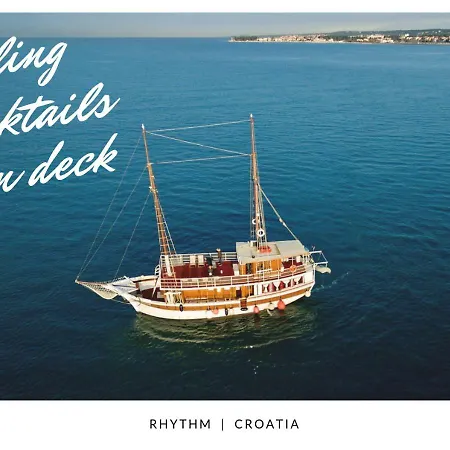 船上ホテル Rhythm Floating Accom - *